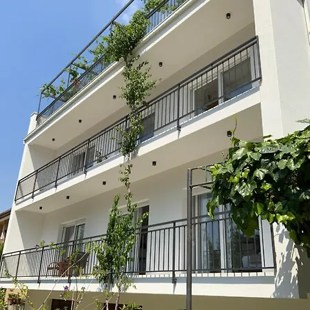 Palace Apartments *
