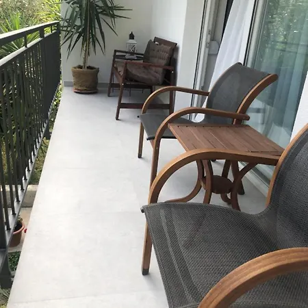 Palace Apartments *